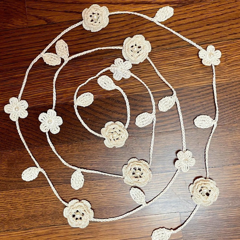 Long Boho/Romantic Crochet Rose Necklace Wedding Accessory in Ivory - NWOT - 76"